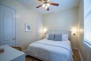 2 bedrooms, iron/ironing board, Internet, bed sheets - The Lummus 2BR Cozy Triplex by Velvet Ditch Villas (Oxford)