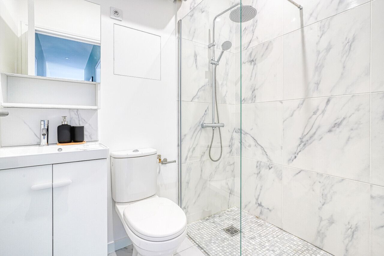 ヘアドライヤー、タオル、トイレットペーパー