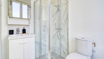 ヘアドライヤー、タオル、トイレットペーパー