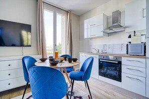 Fridge, oven, stovetop, coffee/tea maker