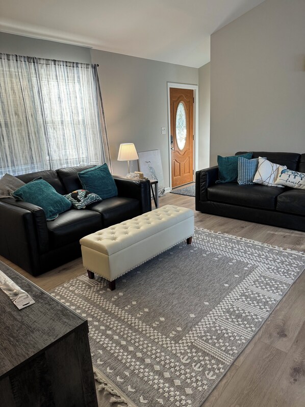 Living area - Lake House Getaway! 4-bedroom house on Boone Lake near JC with AC, WiFi, Dock (Piney Flats)