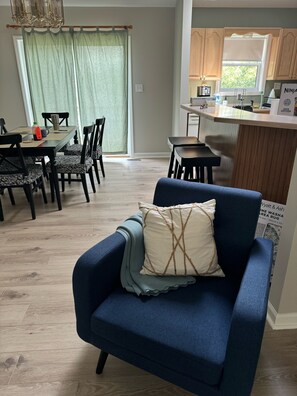 Dining - Lake House Getaway! 4-bedroom house on Boone Lake near JC with AC, WiFi, Dock (Piney Flats)