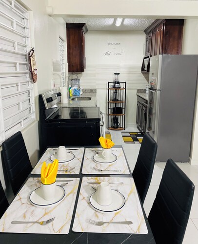 Chic 1-bedroom apartment with AC, WiFi in central  New  Kingston area 