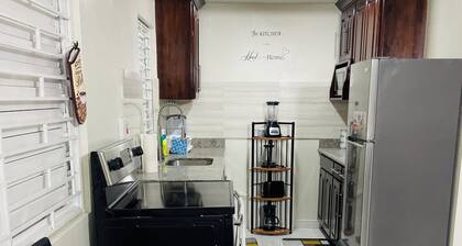 Chic 1-bedroom apartment with AC, WiFi in central New Kingston area