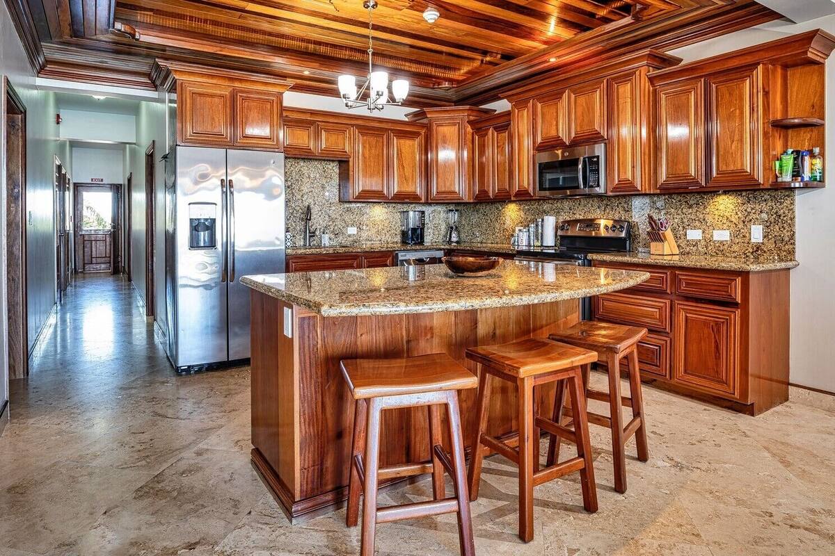 Luxury Condo | 3 bedrooms, in-room safe, desk, laptop workspace