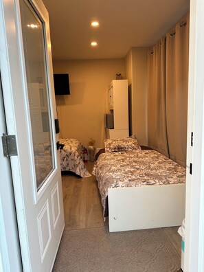 1 slaapkamer, een strijkplank/strijkijzer, wifi, beddengoed