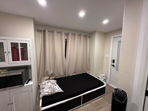 1 slaapkamer, een strijkplank/strijkijzer, wifi, beddengoed