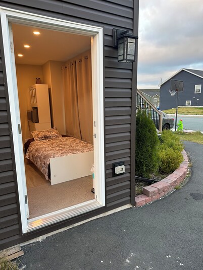 Charming small studio in adorable St. John's WiFi access, 2 twin beds, full bath