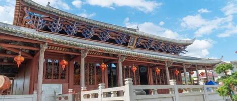 Un edificio tradicional chino con techo curvo y decoraciones ornamentales.