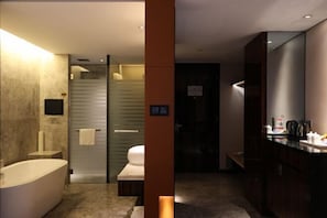 A modern bathroom with a bathtub, a shower, and a vanity with a mirror. - Dongfang Mingyuan Hotel (Longchuan)