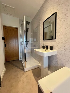 Douche, sèche-cheveux, bidet, serviettes fournies