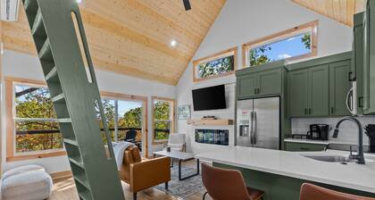 TreeHouse, Hot Tub, Wooded Views, Near Lake