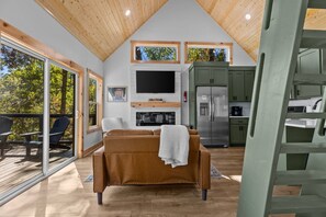 Smart TV, fireplace - TreeHouse, Hot Tub, Wooded Views, Near Lake (Rogers)