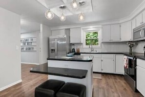 Kylskåp, mikrovågsugn, ugn och spishäll