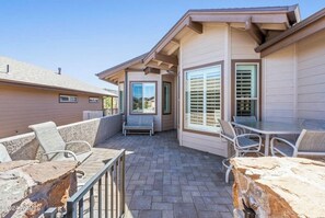 Outdoor dining - Beautiful Model home 2 minutes to town, golf and hiking. Perfect for families! (Williams)