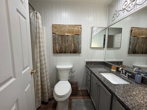 Shower, hair dryer, towels, soap - Cozy Lakehouse. Screened Porch. Firepit. Kayaks. Lilypad. Dock. Jetski Ports. TV (Dadeville)