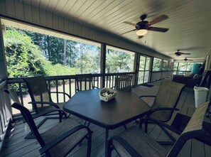Outdoor dining - Cozy Lakehouse. Screened Porch. Firepit. Kayaks. Lilypad. Dock. Jetski Ports. TV (Dadeville)