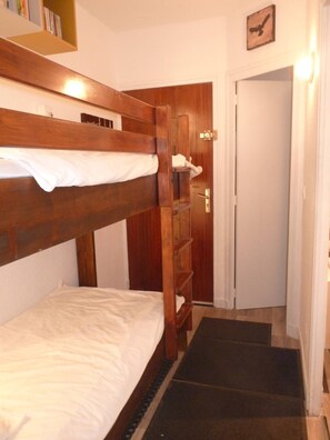 2 soveværelser, skrivebord