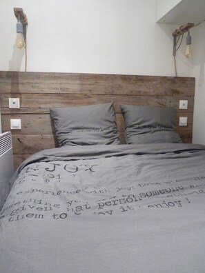 2 bedrooms, desk