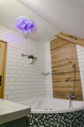 Exclusive-Apartment, Bergblick | Badezimmer | Dusche, Regendusche, Hausschuhe