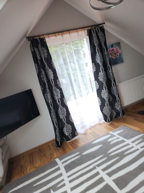 Exclusief appartement, uitzicht op bergen | 2 slaapkamers, een minibar, een strijkplank/strijkijzer, gratis wifi