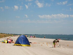 Beach - 6 Person Holiday Home in Vaeggerlose (Vaeggerlose)