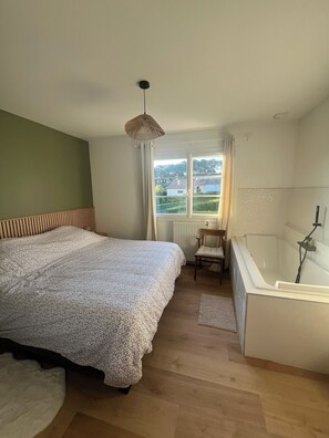 4 chambres, fer et planche à repasser, Wi-Fi gratuit, draps fournis