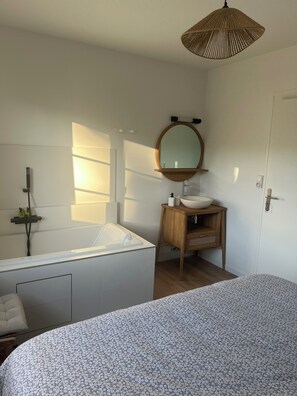 4 bedrooms, iron/ironing board, free WiFi, bed sheets