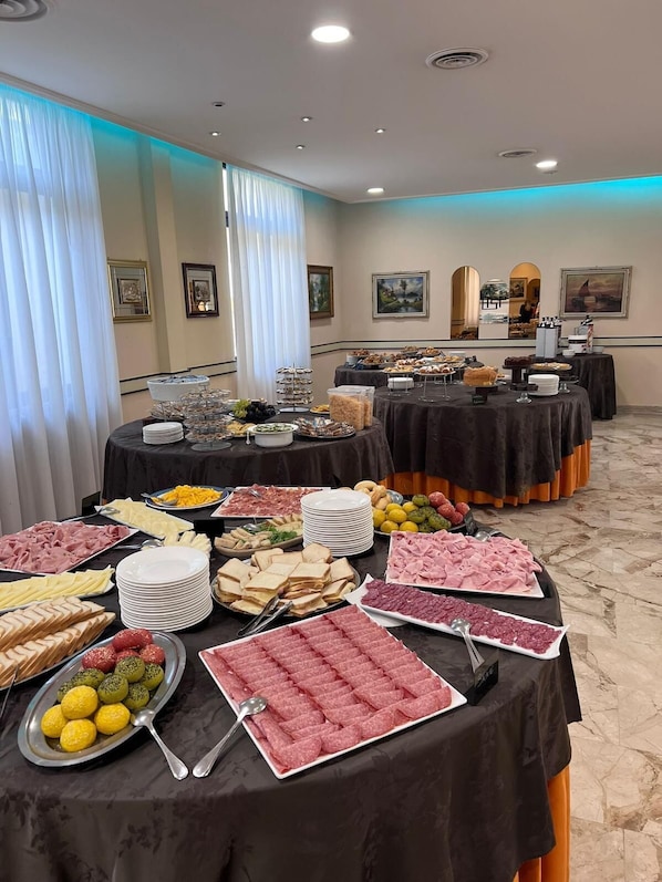 Desayuno buffet diario (EUR 7 por persona)