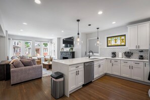 Interior - NEW! Large/Beautiful Home with 6BDS/4BTHS + Garage! (Chicago)