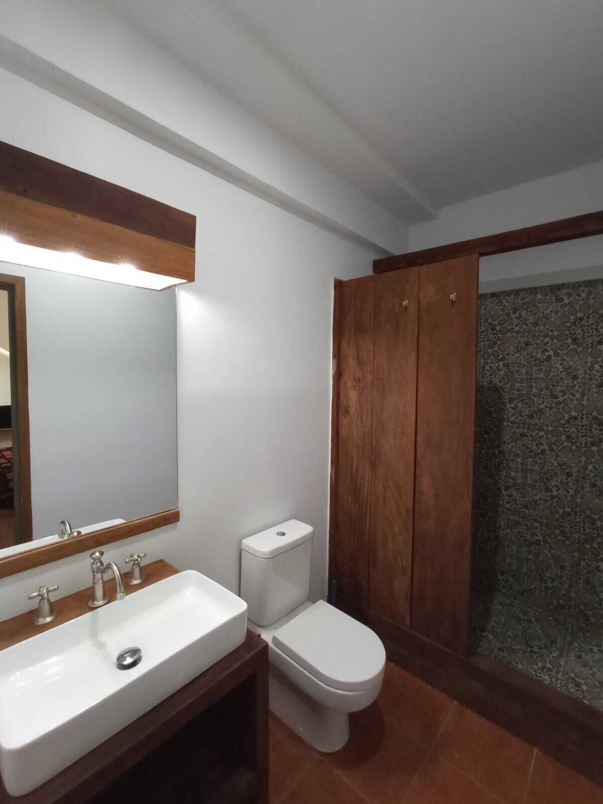 Ducha, artículos de tocador gratuitos, secador de pelo, toallas