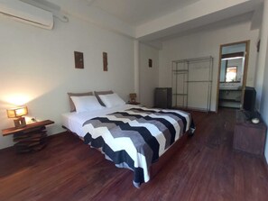 Habitación Confort doble, vistas al patio | Espacio para trabajar con un portátil y sistema de insonorización