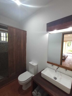 Ducha, artículos de higiene personal gratuitos y secador de pelo