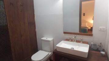 Ducha, artículos de tocador gratuitos, secador de pelo, toallas