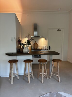 Een strijkplank/strijkijzer, gratis wifi