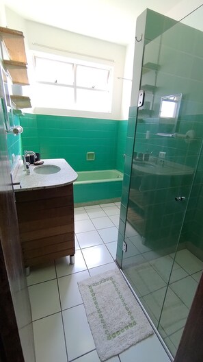 Shower, towels, toilet paper - Quarto Completo - Quarto da Fê - Apartamento Compartilhado (Alto da XV Curitiba)
