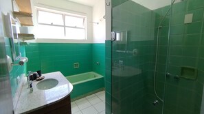 Shower, towels, toilet paper - Quarto Completo - Quarto da Fê - Apartamento Compartilhado (Alto da XV Curitiba)