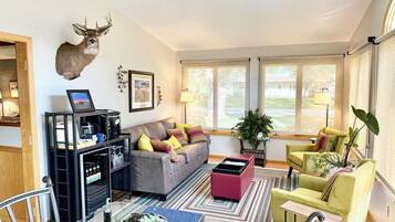Smart TV, books, stereo