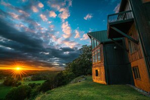 Exterior - Luxury Lodge! 5000 sqft only 25 mins to Nashville (Pegram)