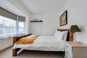 3 habitaciones, escritorio, tabla de planchar con plancha y wifi