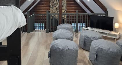 Cozy log cabin, 25 mins to Broadway