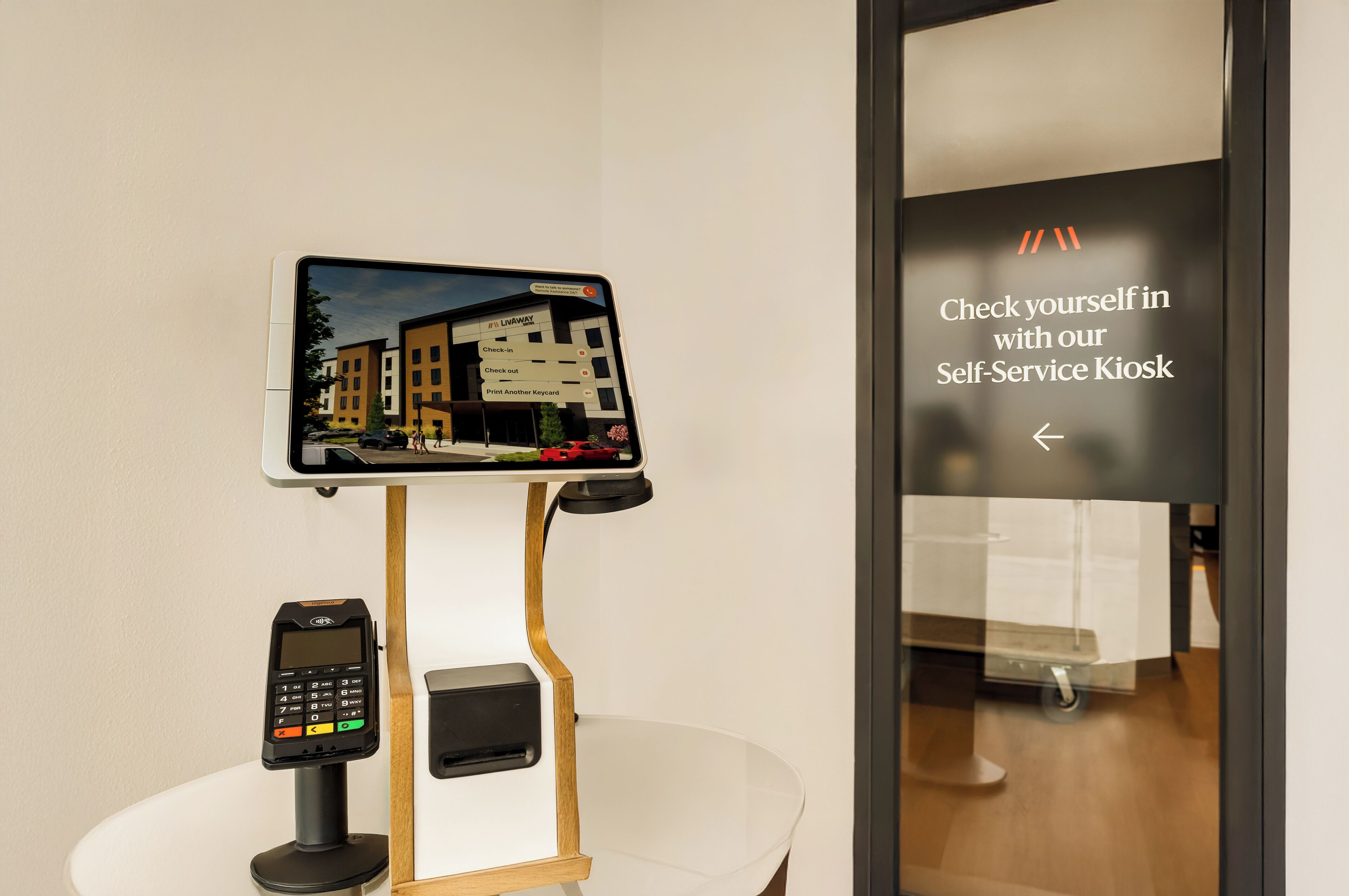 Un kiosque en libre-service doté d’un écran numérique et d’un terminal de paiement.