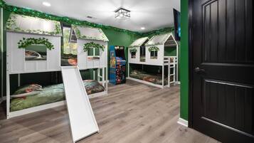 6 habitaciones, escritorio y tabla de planchar con plancha