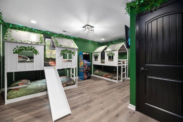 6 bedrooms, desk, iron/ironing board, travel crib