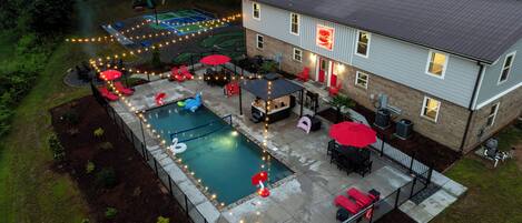 Una piscina al aire libre