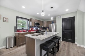 Fridge, microwave, oven, stovetop - "Enchanted Forest" - Pool, Hot tub, Pond, Pickleball, Basketball, Putt Putt ++++ (Troutman)