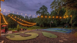 Ein Minigolfplatz mit Putting-Grün, Basketballfeld und einer kleinen Schutzhütte.