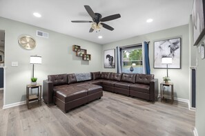 Smart TV, video games, DVD player, books - "Enchanted Forest" - Pool, Hot tub, Pond, Pickleball, Basketball, Putt Putt ++++ (Troutman)