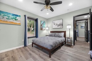 6 bedrooms, desk, iron/ironing board, travel crib - "Enchanted Forest" - Pool, Hot tub, Pond, Pickleball, Basketball, Putt Putt ++++ (Troutman)