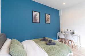 1 slaapkamer, een strijkplank/strijkijzer, internet, beddengoed